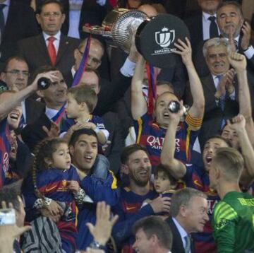 Iniesta recogió el trofeo de campeones de la Copa del Rey.