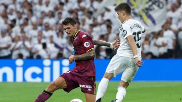 MADRID, 25/08/2024.- El centrocampista turco del Real Madrid Arda Guler (d) con el balón ante el el centrocampista del Real Valladolid Iván Sánchez (i) durante el partido de la segunda jornada de Liga que Real Madrid y Real Valladolid disputan esta tarde en el estadio Santiago Bernabéu. EFE/Chema Moya