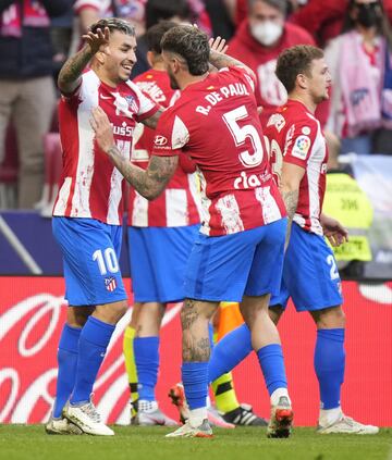 Los jugadores rojiblancos celebran el 1-0 de Correa. 