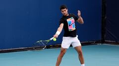 MIAMI GARDENS, FLORIDA - MARCH 20: Carlos Alcaraz of Spain practices during day 5 of the Miami Open at Hard Rock Stadium on March 20, 2024 in Miami Gardens, Florida.   Megan Briggs/Getty Images/AFP (Photo by Megan Briggs / GETTY IMAGES NORTH AMERICA / Getty Images via AFP)