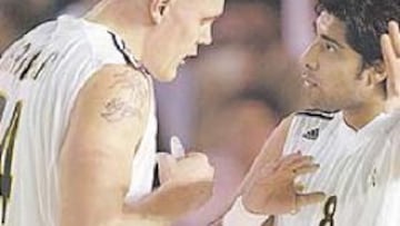 <b>HORA DE HABLAR.</b> Kambala y Victoriano comentan la manera de atacar a los alemanes.