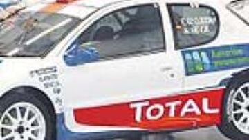 <b>PROTAGONISTAS. </b>De izquierda a derecha, Hevia, Iglesias, Ojeda y Barrabés junto al Peugeot 206.