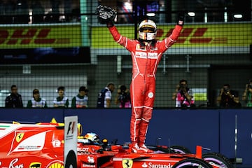 Sebastian Vettel encima de su monoplaza tras la consecución de la clasificación del GP de Singapur. 