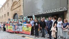 SALAMANCA, 07/06/2024.- Concentración a las puertas de los Juzgados de Salamanca donde este viernes comienza el juicio por el atropello mortal de la joven ciclista, arrollada el 9 de febrero de 2023 por un camión en un punto de acceso al polígono industrial de Los Villares cuando regresaba de un entrenamiento. EFE/ JM García
