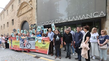 SALAMANCA, 07/06/2024.- Concentraci¨®n a las puertas de los Juzgados de Salamanca donde este viernes comienza el juicio por el atropello mortal de la joven ciclista, arrollada el 9 de febrero de 2023 por un cami¨®n en un punto de acceso al pol¨ªgono industrial de Los Villares cuando regresaba de un entrenamiento. EFE/ JM Garc¨ªa