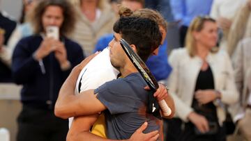 Paris (France), 09/06/2024.- Carlos Alcaraz of Spain (R) hugs Alexander Zverev of Germany after winning his Men'Äôs Singles final match during the French Open Grand Slam tennis tournament at Roland Garros in Paris, France, 09 June 2024. (Tenis, Abierto, Francia, Alemania, España) EFE/EPA/TERESA SUAREZ
