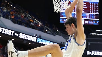 Aday Mara, pívot de UCLA, macha ante Utah State en la primera ronda del March Madness.