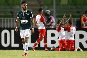 El jugador de Santiago Wanderers Marco Medel, izquierda, se lamenta tras el segundo gol de Independiente de Santa Fe durante el partido de tercera fase de la Copa Libertadores disputado en el estadio Elias Figueroa de Valparaiso, Chile.