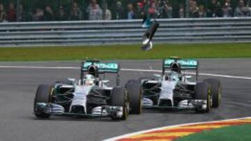 CONTACTO. Rosberg y Hamilton se tocaron después de sólo dos vueltas de competición.