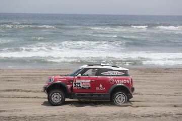 Tercera etapa entre San Juan de Marcona y Arequipa. El chileno Boris Garafulic conduce su vehículo Mini.