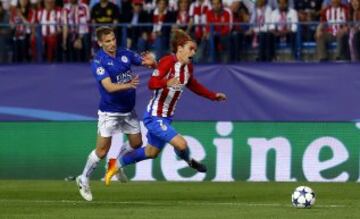 Albrighton y Griezmann en la jugada del penalti.