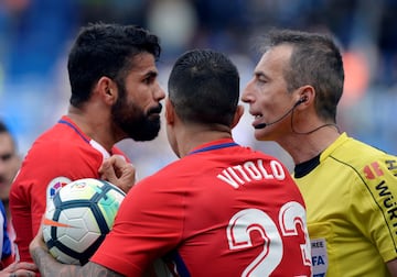 Diego Costa y el árbitro, Fernández Borbalán. 