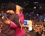 Jeannette Jara presenta por primera vez a su hijo y pareja en la campaña: así los recibieron en su acto de cierre en Maipú