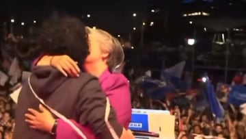 Jeannette Jara presenta por primera vez a su hijo y pareja en la campaña: así los recibieron en su acto de cierre en Maipú