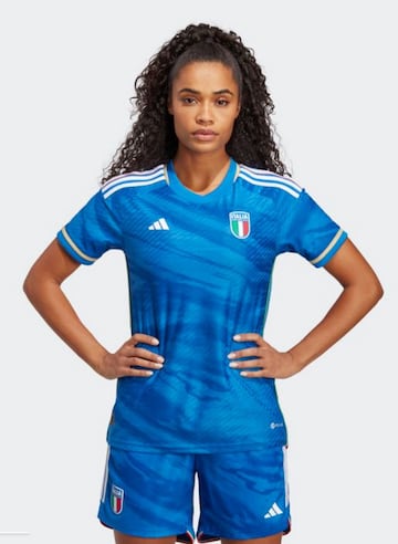 Primera equipación de la selección femenina de Italia. 