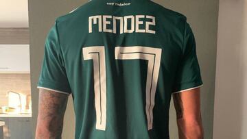 El atacante español del Cruz Azul publicó en redes sociales una fotografía en la que presume su camiseta verde con el dorsal ‘17’ y su apellido en la espalda.