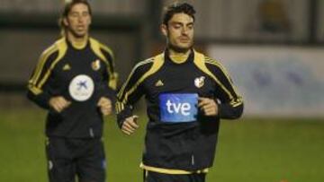 <b>NOVEDADES.</b> Vicente del Bosque prob¨® en el entrenamiento de hoy en El Madrigal un once en el que estaban el jugador del Liverpool Albert Riera, y el defensa del Valencia Ra¨²l Albiol.