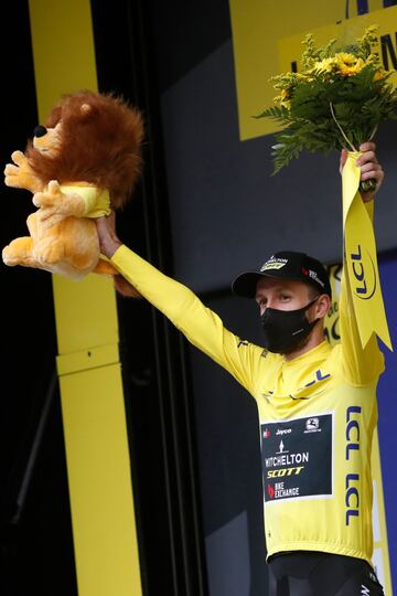 Adam Yates sigue líder del Tour. 