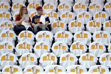 Aficionados de los Cleveland Cavaliers esperan que de comienzo el partido entre su equioi y los Detroit Pistons. Partido de la primera ronda de los playoffs de la NBA. 