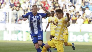 Guidetti intenta interceptar el balón durante el partido disputado entre el Alavés y el Girona en Mendizorroza.