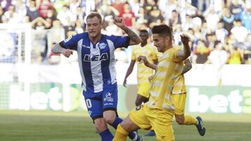 Guidetti intenta interceptar el bal&oacute;n durante el partido disputado entre el Alav&eacute;s y el Girona en Mendizorroza. 