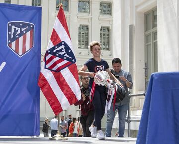 La jugadora del Atlético de Madrid Amanda Sampedro con la Copa de la Liga durante la recepción en el Ayuntamiento. 