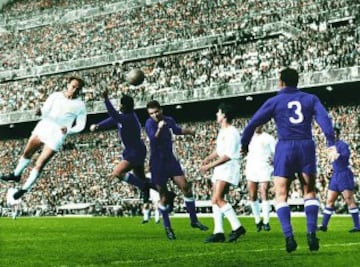 Real Madrid-Fiorentina partido de la Final de la Copa de Europa de 1957. Una ocasión más para el Real Madrid en este caso en Di Stéfano quien puso todo su ardor para derribar el muro italiano. Aquí lo intenta con un remate de cabeza