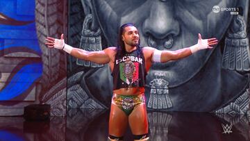 Santos Escobar hace su entrada al ring en Smackdown.