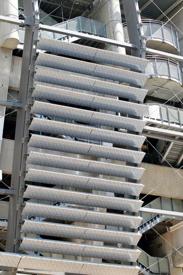 Las obras de remodelación del estadio del club blanco siguen avanzando sin parar durante el verano. Así se encuentra el exterior del estadio durante estos días.