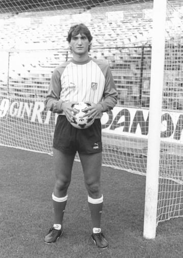 En la temporada 1986-87 ficha por el Atlético de Madrid donde juega hasta la temporada 1989-90. 