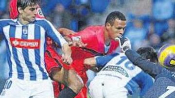 <b>PARTIDO MUY LUCHADO. </b>Jesús Vázquez, Luis  Fabiano y López Vallejo, en lucha por el balón en una embarullada jugada.