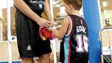 <b>ÍDOLO.</B> Pau Gasol es el más solicitado en San Fernando.