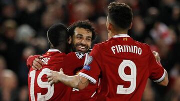 Man&eacute;, Salah y Firmino celebran uno de los goles que el Liverpool marc&oacute; al Roma en la ida de semifinales de la Champions.