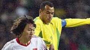 <b>INTERNACIONAL CHINO.</b> Tie le gana la posición a Cafú en el pasado partido amistoso entre China y Brasil.