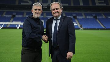 Roberto Olabe estrecha la mano del presidente de la Real, Jokin Aperribay