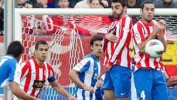 <b>FALTA. </b>Ifrán lanza con la pierna derecha la falta previa hecha por Gabi. La barrera colchonera la formaban Domínguez, Adrián, Mario Suárez, Salvio y Koke.