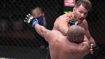 Stipe Miocic golpea a Daniel Cormier durante el UFC 252.