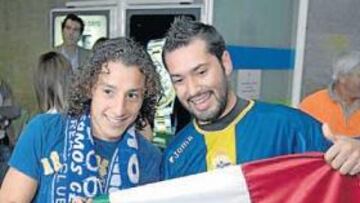 <b>EXPECTACIÓN. </b>Guardado, a su llegada a tierras gallegas, posa con una bufanda del Deportivo y una bandera mexicana.