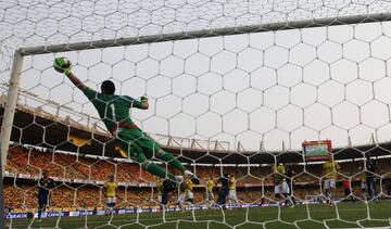 Colombia's goalkeeper David Ospina can't stop Arroyo's perfectly placed free kick.