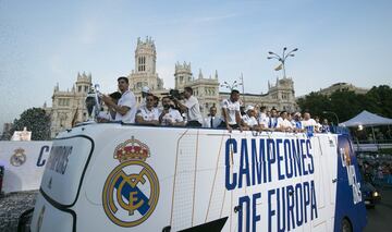 El autobús del Real Madrid en la Plaza de Cibeles. 