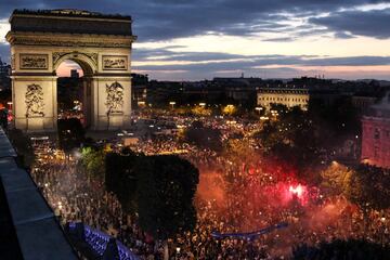 Los aficionados franceses celebraron la clasificación de su selección para la final del Mundial.