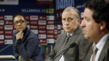 El presidente del Villarreal CF, Fernando Roig (c), acompañado por la consellera de Deporte, Dolores Jhonson (i), y el presidente de la Diputación de Castellón, Javier Moliner, durante su comparecencia hoy en Villarreal en la que ha anunciado que el club renuncia a todas las subvenciones públicas,.