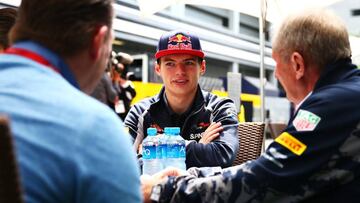 Max Verstappen hablando con su padre y Helmut Marko en el paddock de Sochi.