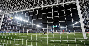 Recuperó Asencio, filtró Bellingham y rompió Mbappé. Exquisita la carrera del francés, internándose en el área local y finalizando con un disparo directo a la misma escuadra, imparable para Sivera. Brutal.