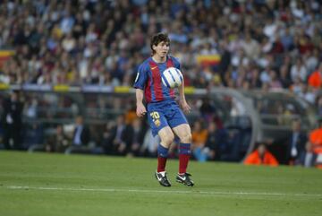 El 1 de mayo de 2005, el jugador argentino marcó su primer gol con el Barcelona en Primera División, fue el 2-0 ante el Albacete en el Camp Nou. En el último minuto del partido, Messi recibió un gran pase de Ronaldinho, esperó la salida de Valbuena y con la zurda puso el balón por encima del portero. 