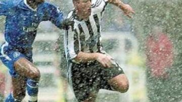 <b>BAJO LA NIEVE. </b>Shearer intenta superar a Gallas con velocidad en el duelo de ayer.