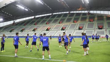 La plantilla del Barça realizó su último entrenamiento en el estadio NOEVIR de Kobe.