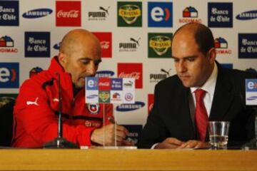 El 3 de diciembre del 2012, y luego de dos años como DT de Universidad de Chile, Jorge Sampaoli es presentado como el nuevo seleccionador nacional tras el despido de Claudio Borghi. El casildense asume la responsabilidad de levantar a una escuadra que, por los resultados obtenidos hasta la fecha, estaba por el suelo.