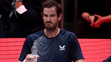 Andy Murray, en un descanso durante su partido ante Fernando Verdasco of en el Bett1Hulks Indoor en el Lanxess Arena de Colonia.