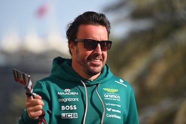 Fernando Alonso llega al paddock durante el segundo día de pruebas de F1 en el Circuito Internacional de Baréin.